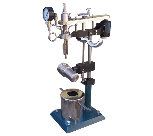 KCFD系列--快開卡環(huán)結(jié)構(gòu)-釜體下落、翻轉(zhuǎn)出料側(cè)面照片